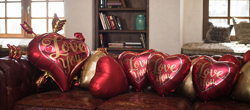 Valentinstag---Herzballons-auf-Retrocouch