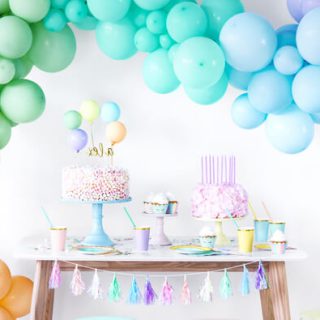 Pastell bunte Ballongirlande über einer Candybar