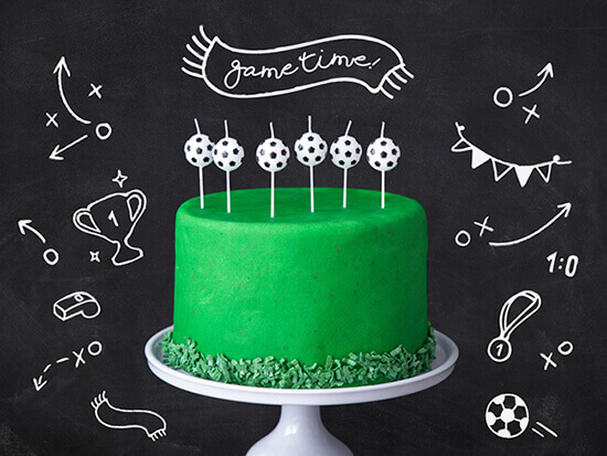 grüne Fußball Motiv torte mit Fußballkerzen