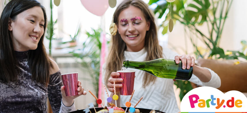 Frauen beim Sekttrinken Zuhause