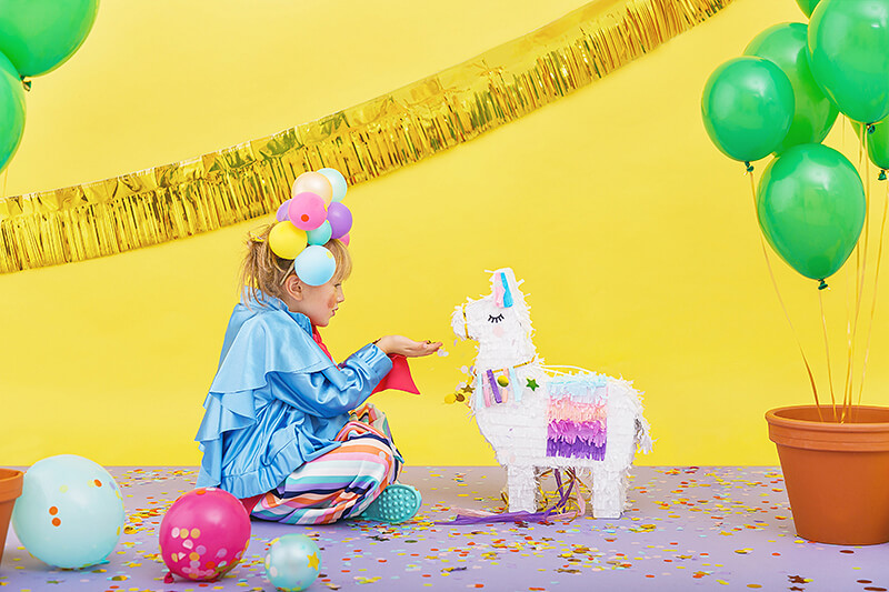 Mädchen mit Pinata für Karneval zo hus