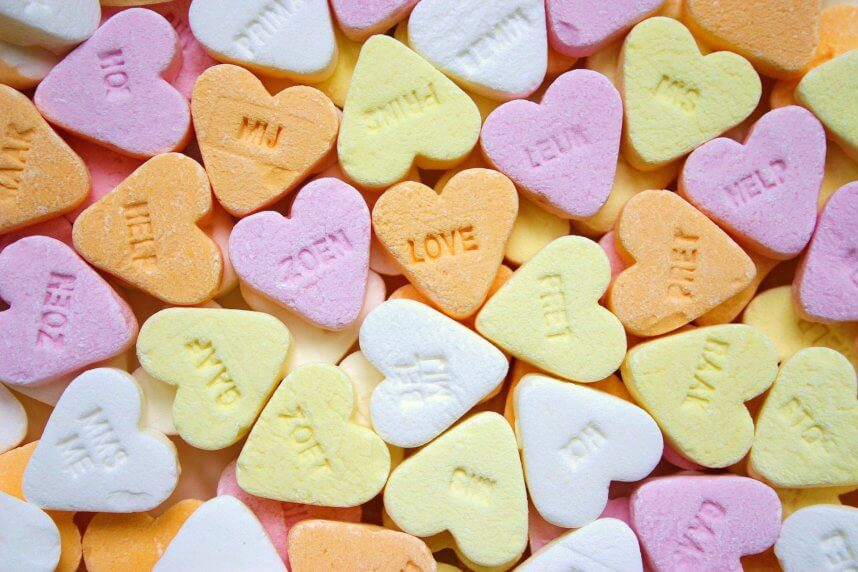 Herzförmige Süßigkeiten für die Candy Bar
