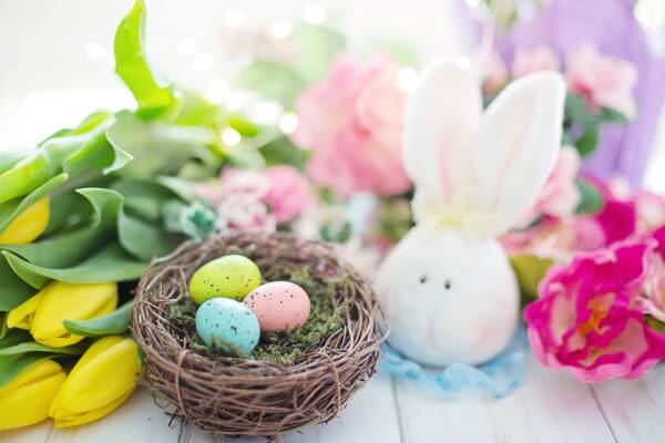 Osterei Deko mit Hasen und Blumen