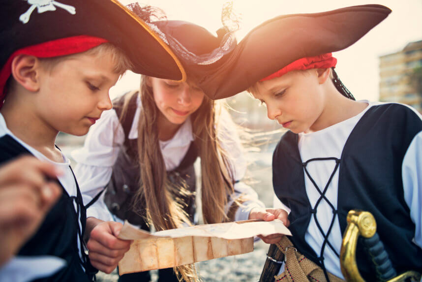 Drei Kinder in Piratenkostümen für Schatzkarte