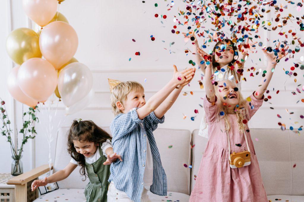 Kinder feiern Kinderdisco mit Konfetti