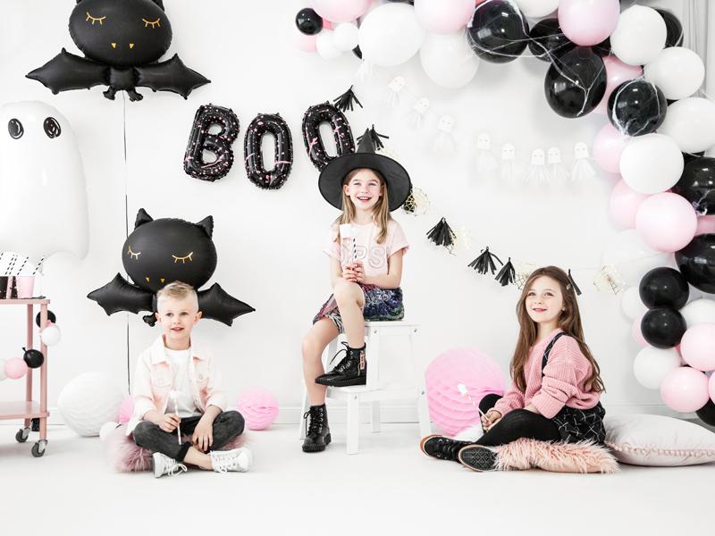 Kinder mit Halloween Girlanden und Luftballons