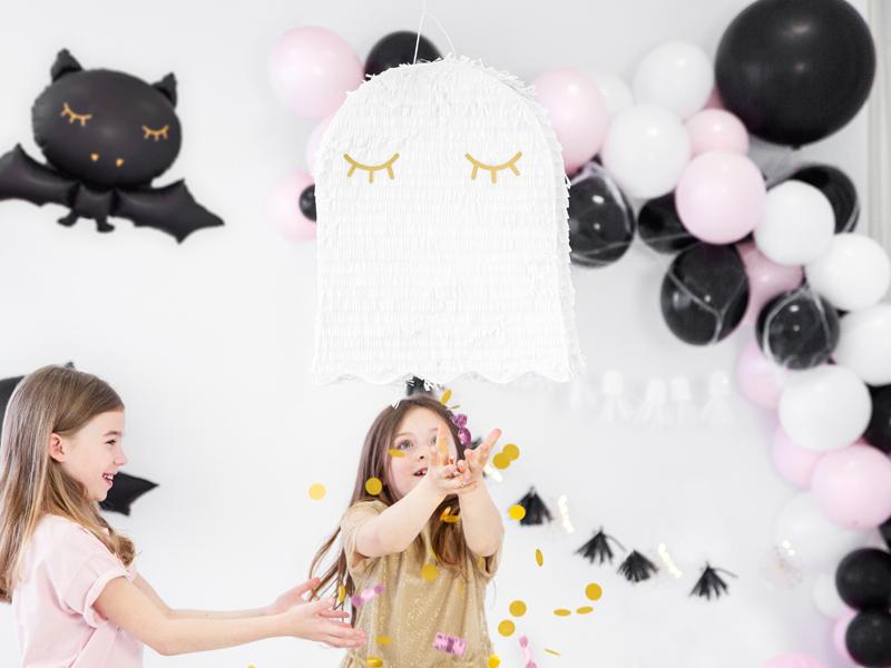 Kinder mit Halloween Pinata Gespenst