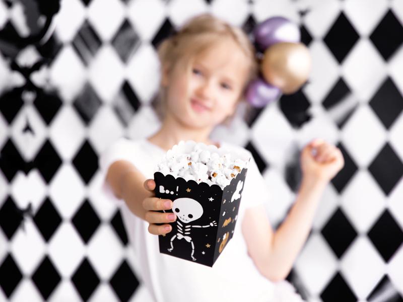 Mädchen mit Halloween Snackbox mit Popcorn