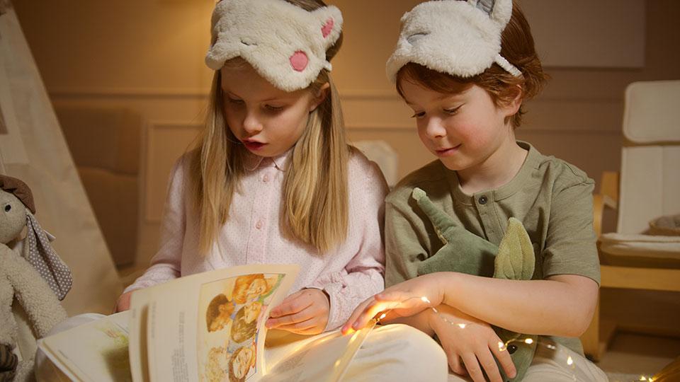 Kinder bei Übernachtung lesen Buch 