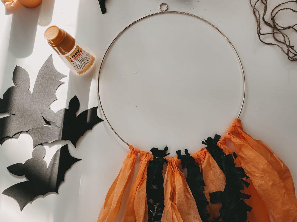 Halloween DIY Krepppapier Ring neben Fledermäusen