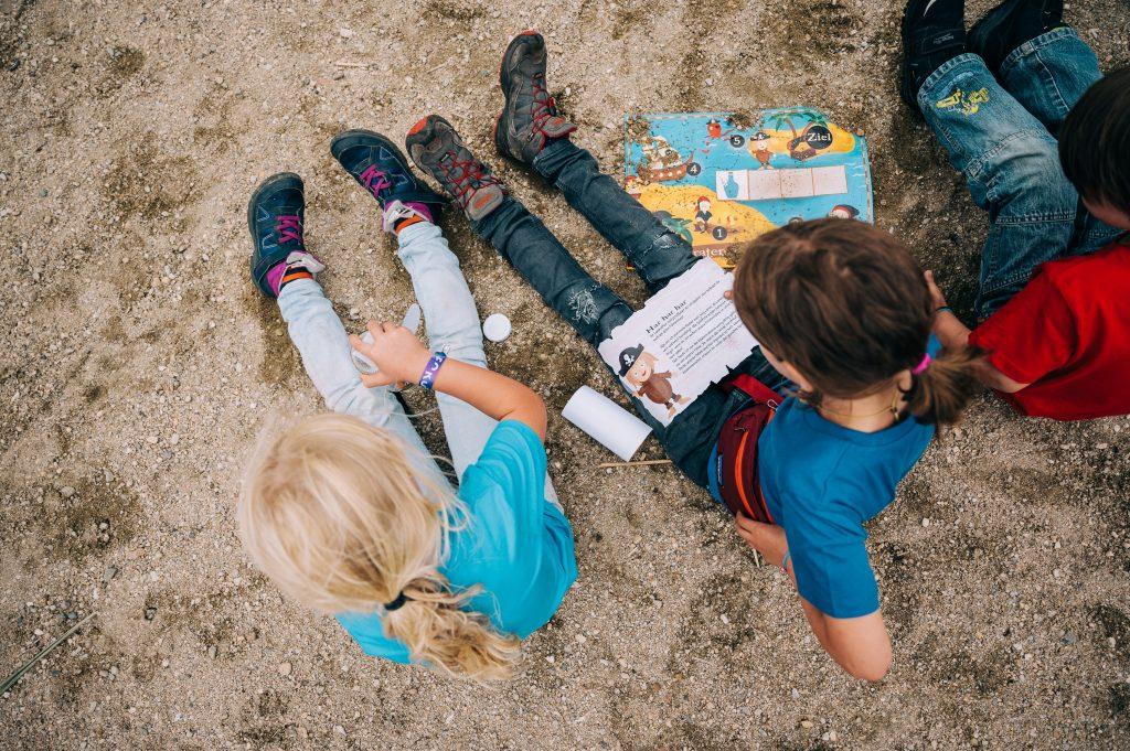 Kinder mit Piraten Schatzkarte