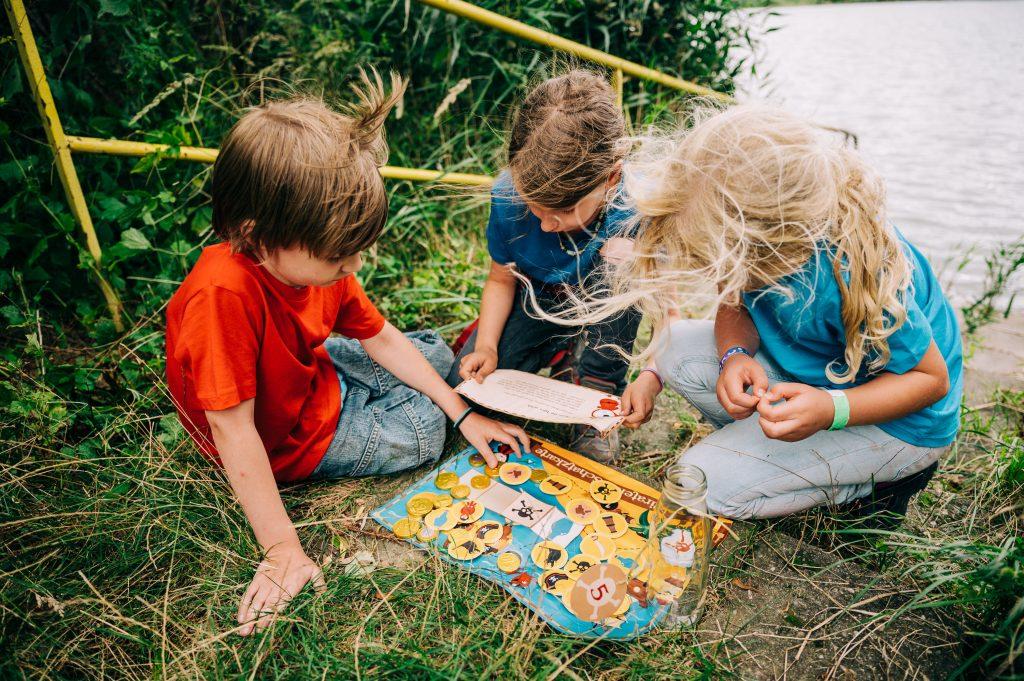 Kinder auf Schatzsuche mit Schatzkarte