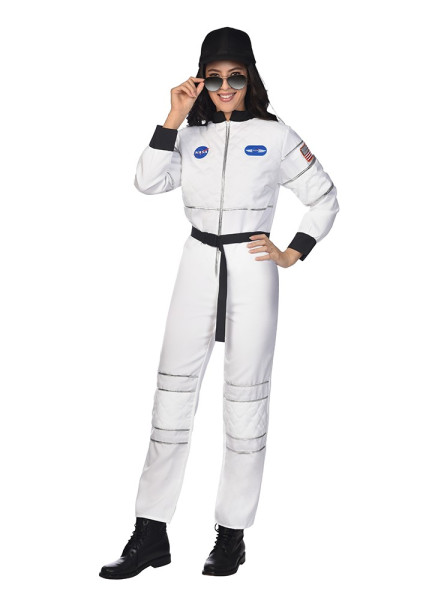 Astronaut Suzanna damkostym