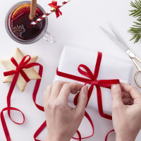 Vorschau: 10m Samt Geschenkband rot