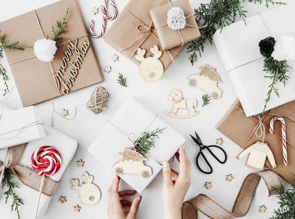 10 Holz Weihnachtsanhänger natur