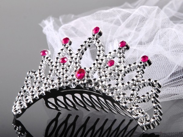 Haarkamm mit glitzernder Tiara und Schleier