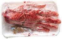 Abgetrennte Hand Blutig In Kühlregal-Verpackung